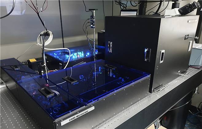 한국전자통신연구원(ETRI)이 개발한 펨토초 레이저 기반 '비선형 라만 분자 진동 광학현미경'(CARS). 기존 크기 대비 가격은 10분의 1수준으로 줄었고, 크기는 2분의 1이하로 줄었다. / 사진=한국전자통신연구원(ETRI)