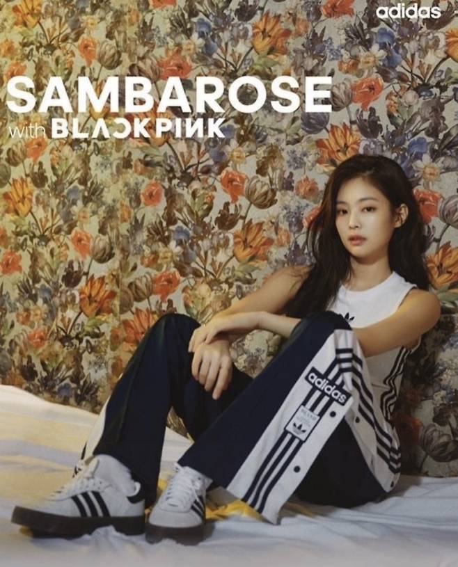 걸그룹 블랙핑크의 멤버 제니가 ‘아디다스 삼바 로즈’를 신고 있는 모습. [아디다스코리아 제공]