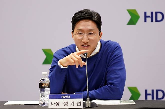 정기선 HD현대 사장이 세계 최대 가전 박람회인 ‘CES 2023’ 개막을 하루 앞둔 지난 4일(현지시간) 미국 라스베이거스 만달레이베이 호텔에서 열린 기자간담회에서 내년 조선 계열사 수주 목표에 대해 설명하고 있다. [HD현대 제공]