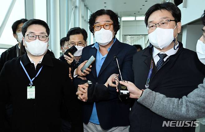 [인천공항=뉴시스] 공항사진기자단 = 해외 도피 중 태국에서 체포된 김성태 쌍방울 전 회장이 17일 인천국제공항을 통해 귀국하고 있다. 2023.01.17. photo@newsis.com