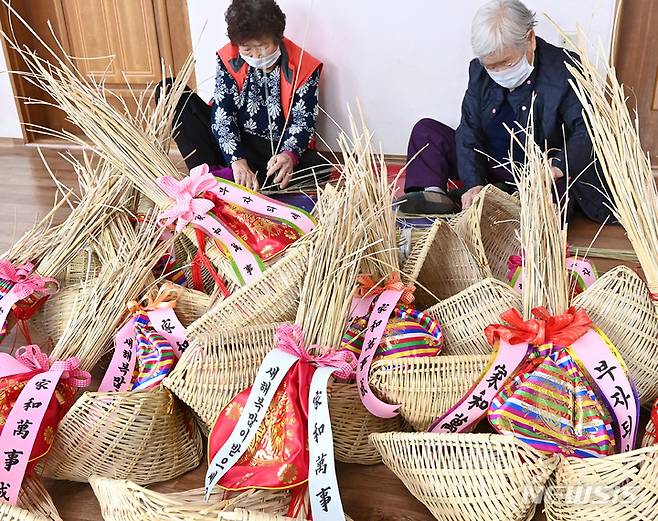 [안성=뉴시스] 김종택 기자 = 민족대명절 설을 나흘 앞둔 18일 오후 경기도 안성시 죽산면 칠장리 신대마을회관에서 어르신들이 조릿대로 복조리를 만들고 있다. 2023.01.18. jtk@newsis.com