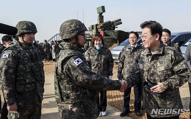 [서울=뉴시스] 국회사진기자단 = 이재명 더불어민주당 대표가 19일 경기도 파주 소재 방공부대를 방문해 단거리 지대공 유도미사일 천마 등을 살펴본 뒤 장병들을 격려하고 있다. 2023.01.19. photo@newsis.com
