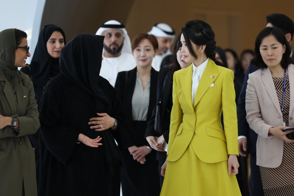 라티파 공주와 두바이 미래박물관 시찰하는 김건희 여사 - 라티파 공주와 두바이 미래박물관 시찰하는 김건희 여사     (두바이=연합뉴스) 임헌정 기자 = 윤석열 대통령과 아랍에미리트(UAE)를 국빈 방문한 김건희 여사가 17일(현지시간) 셰이크 무함마드 빈 라시드 알막툼 UAE 총리 겸 두바이 군주의 딸인 셰이카 라티파 빈트 모하메드 알 막툼 공주와 두바이 미래박물관을 시찰하고 있다. 2023.1.18     kane@yna.co.kr (끝)