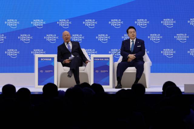 윤석열 대통령이 19일(현지 시간) 스위스 다보스에서 열린 2023 세계경제포럼(WEF·다보스포럼) 연차총회 단독 특별연설에서 '행동하는 연대를 위하여'를 주제로 연설한 뒤 클라우스 슈바프 WEF 회장과 대담하고 있다. 이번 정상 특별연설은 2010년 이명박 전 대통령, 2014년 박근혜 전 대통령에 이어 9년 만에 대면으로 이뤄졌다. 연합뉴스