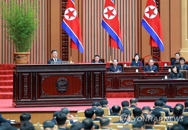 최고인민회의 주석단에 포착된 김영철 (평양 조선중앙통신=연합뉴스) 북한이 지난 17∼18일 평양 만수대의사당에서 최고인민회의 제14기 제8차 회의를 개최했다고 조선중앙통신이 19일 보도했다. 김영철 전 통일전선부장(붉은색 원)이 주석단 두번째줄에 자리하고 있다. 2023.1.19 
    [국내에서만 사용가능. 재배포 금지. For Use Only in the Republic of Korea. No Redistribution] nkphoto@yna.co.kr