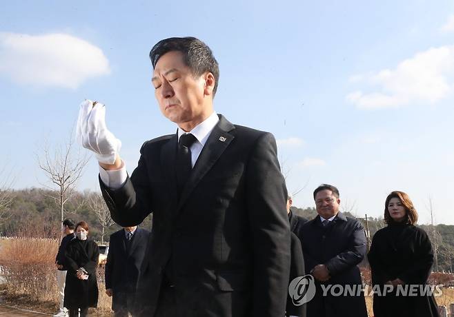 김기현 의원, 천안함 전사자 묘역 참배 (대전=연합뉴스) 이주형 기자 = 국민의힘 김기현 의원이 18일 오후 대전 유성구 국립대전현충원을 천안함 전사자 묘역을 찾아 참배하고 있다. 2023.1.18 coolee@yna.co.kr