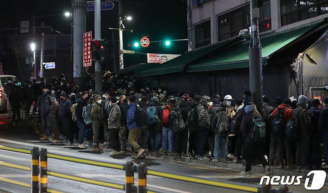 서울 구로구 남구로역 인근 인력시장에서 일용직 노동자들이 일감을 구하기 위해 대기하고 있다. 2022.1.3/뉴스1 ⓒ News1 이성철 기자