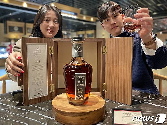 10일 서울 강남구 갤러리아명품관에서 모델들이 한정판 위스키 ‘플래티넘 쥬빌리 70년 위스키’ 설 선물세트를 소개하고 있다. 영국 엘리자베스 2세 여왕이 왕위에 오른 1952년 증류해 70년 동안 쉐리 와인 숙성에 사용했던 목조통에 숙성했다. 즉위 기념일인 지난해 2월 6일 병입 후 전세계 단 256병만 공개했다. 갤러리아에 입고된 수량은 단 1병으로 명품관에서 만날 수 있다. (갤러리아 제공) 2023.1.10/뉴스1