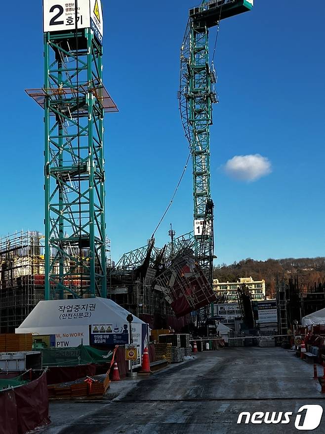 20일 오전 8시 37분쯤 경기 부천시 '힐스테이스 소사역'공사현장에서 타워크레인이 무너졌다.(독자제공)2022.1.20/뉴스1 ⓒ News1 정진욱 기자