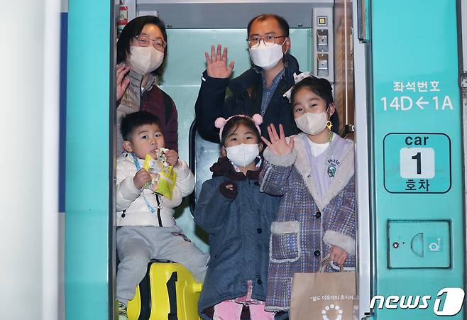 설 명절 연휴를 하루 앞둔 20일 서울 용산구 서울역에서 귀성객들이 고향으로 출발하는 KTX를 타고 손을 흔들고 있다. 2023.1.20/뉴스1 ⓒ News1 송원영 기자