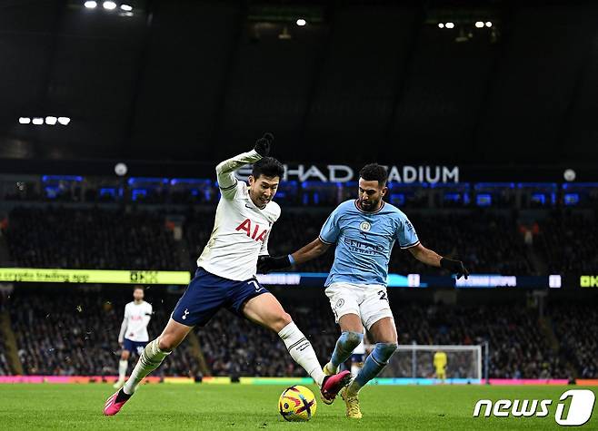 토트넘 홋스퍼의 손흥민이 20일(한국시간) 영국 맨체스터 에티하드 스타디움에서 열린 2022-2023시즌 잉글랜드 프리미어리그 맨체스터 시티와 7라운드 순연 원정 경기에 선발 출전해 드리블을 하고 있다. ⓒ AFP=뉴스1