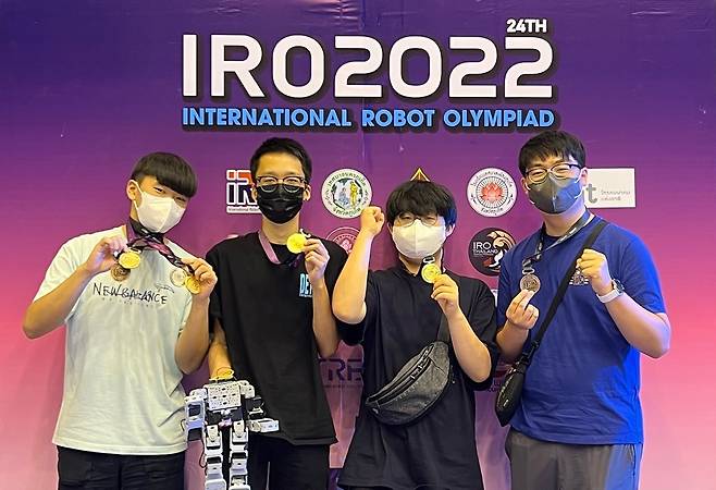 월봉고등학교 학생들이 IRO2022에서 수상한 뒤 기념촬영을 하고 있다. 사진 왼쪽부터 문건우, 한승완, 이선재, 김우중군.(월봉고등학교 제공)