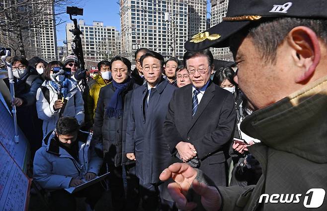 이재명 더불어민주당 대표가 20일 서울 강남구 구룡마을 화재 현장을 방문해 소방당국의 설명을 듣고 있다. (공동취재) 2023.1.20/뉴스1 ⓒ News1 김도우 기자