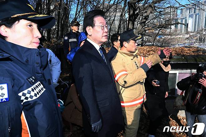 이재명 더불어민주당 대표가 20일 서울 강남구 구룡마을 화재 현장을 둘러보고 있다. (공동취재) 2023.1.20/뉴스1 ⓒ News1 김도우 기자