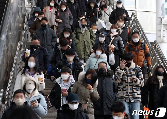 정부가 실내 마스크 착용 의무 해제 결정을 발표한 20일 서울 용산구 서울역에서 마스크를 착용한 시민들이 이동을 하고 있다. 2023.1.20/뉴스1 ⓒ News1 송원영 기자