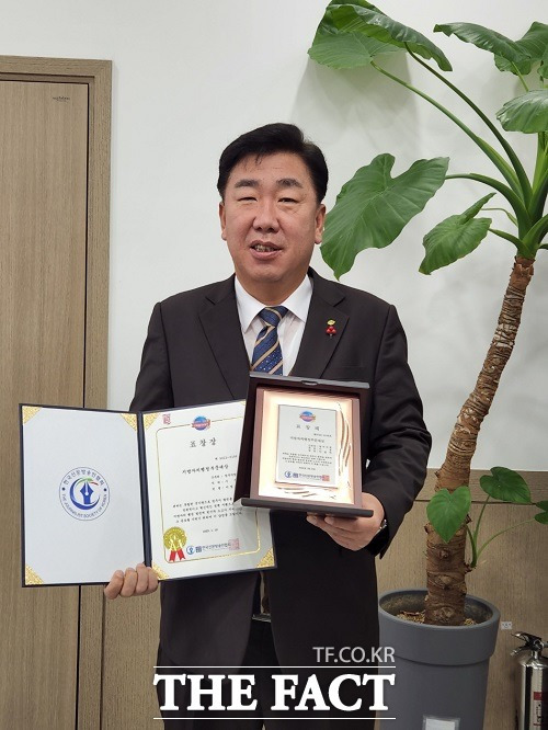 이범석 충북 청주시장이 최근 한국신문방송인협회가 주최하는 대한민국 사회발전 대상에서 2년 연속 수상했다. /청주시 제공.