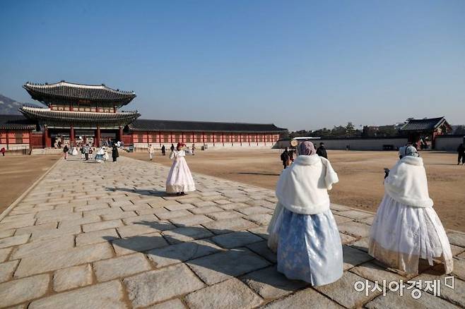 평년보다 포근한 날씨가 이어지고 있는 11일 서울 종로구 경복궁을 찾은 관람객들이 즐거운 시간을 보내고 있다./강진형 기자aymsdream@