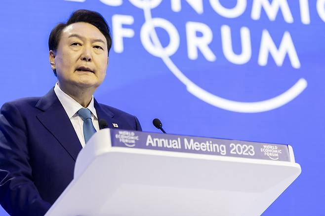 윤석열 대통령이 19일 오전(현지시간) 스위스 다보스에서 열린 2023년 세계경제포럼(World Economic Forum, 다보스포럼) 연차총회에서 특별연설을 하고 있다. (WEF 제공) 2023.1.19/뉴스1 ⓒ News1 안은나 기자