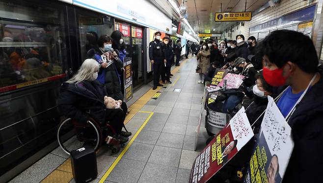 전국장애인차별철폐연대(전장연) 회원들이 지난 19일 오전 서울 지하철4호선 혜화역에서 '장애인 권리 예산 확보를 위한 선전전'을 진행하고 있다.  /뉴스1