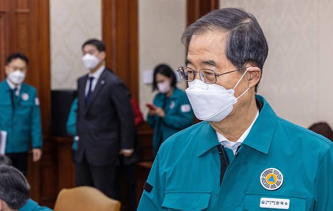 한덕수 국무총리가 20일 오전 서울 종로구 정부서울청사에서 열린 코로나19 중앙대책본부 회의에 입장하고 있다. /연합뉴스