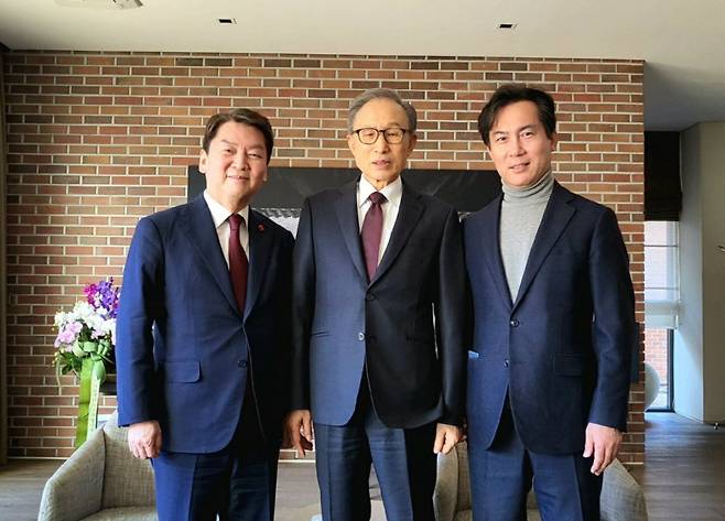 국민의힘 당권 주자인 안철수 의원이 20일 오후 서울 강남구 이명박 전 대통령 사저를 찾아 이 전 대통령과 포즈를 취하고 있다. 왼쪽부터 안 의원, 이 전 대통령, 안 의원 경선캠프 선대위원장인 김영우 전 의원. /연합뉴스