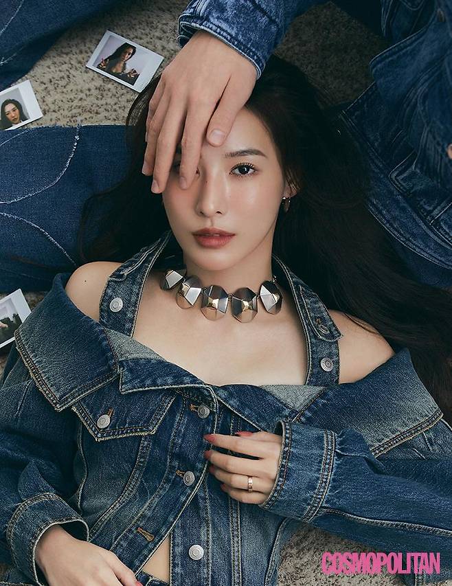 데님 톱 2백90만원대, 데님 팬츠 1백40원대, 귀고리 가격미정 모두 알렉산더 맥퀸. 목걸이 가격미정 포츠 1961, 반지 희두와 나연의 커플링.