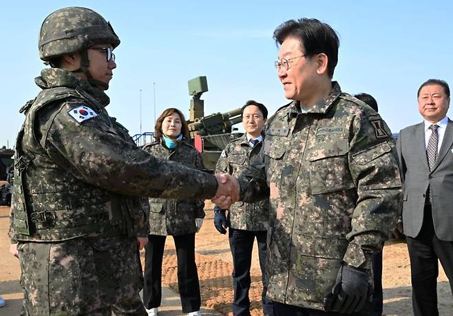 이재명 더불어민주당 대표가 19일 오후 경기 파주 소재 방공부대를 방문해 단거리 지대공 유도무기 천마 등을 살펴본 뒤 장병들 격려하고 있다. ⓒ국회사진취재단