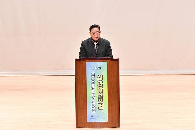 ⓒ강수현 양주시장이 19일 서정대 콘서트홀에서 열린 ‘2022년 고등직업교육거점지구(HiVE)사업 성과확산포럼’에서 인사말을 하고 있다. 양주시 제공