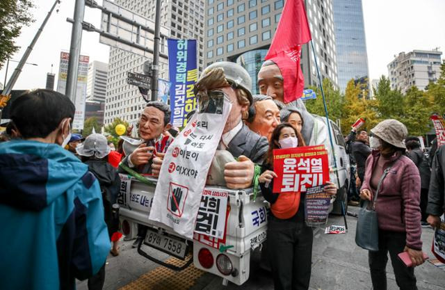 촛불중고생시민연대 소속 중고등학생들이 지난해 10월 서울 중구 태평로에서 열린 촛불대행진에서 후원모집을 하고 있다. 뉴시스