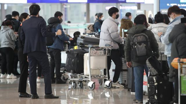 설 연휴를 앞둔 19일 인천국제공항 제1여객터미널이 출국객들로 북적이고 있다. 뉴스1