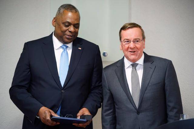 19일(현지시간) 로이드 오스틴(왼쪽) 미국 국방장관과 보리스 피스토리우스 신임 독일 국방장관이 베를린에서 기자회견을 하고 있다. EPA 연합뉴스