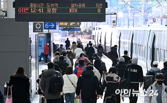 설 연휴를 하루 앞둔 20일 오전 서울 용산구 서울역 승강장에서 귀성객들이 열차를 타기 위해 이동하고 있다. [사진=김성진 기자]