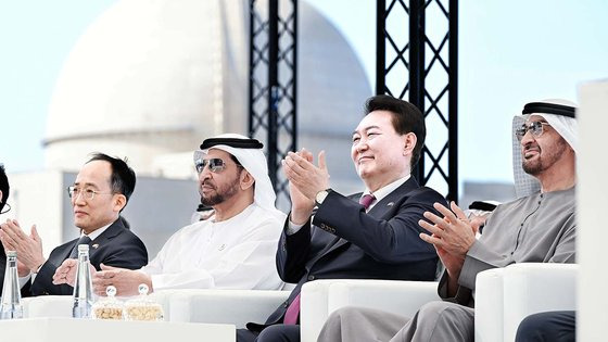 윤석열 대통령과 모하메드 빈 자이드 알 나흐얀 아랍에미리트(UAE) 대통령이 16일 오후(현지시간) UAE 아부다비 알다프라 바라카 원자력 발전소에서 열린 3호기 가동 기념식에 참석해 손뼉 치고 있다. [대통령실 제공]