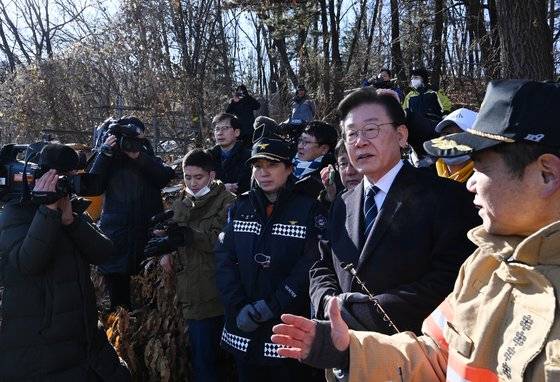 더불어민주당 이재명 대표가 20일 오후 화재가 발생한 서울 강남구 개포동 구룡마을 4구역을 찾아 현장을 둘러보고 있다. 연합뉴스