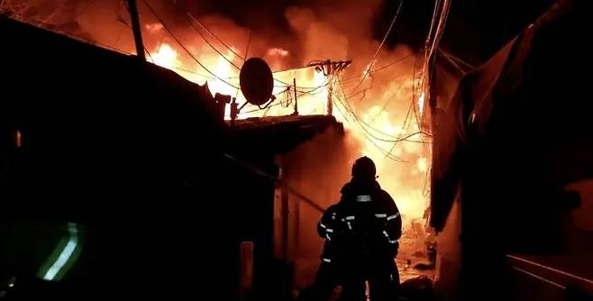 Firefighters try to control a big fire that broke out in Zone 4 of Guryong Village in Gaepo-dong, Gangnam-gu, Seoul on the morning of January 20. Courtesy of the National Fire Agency