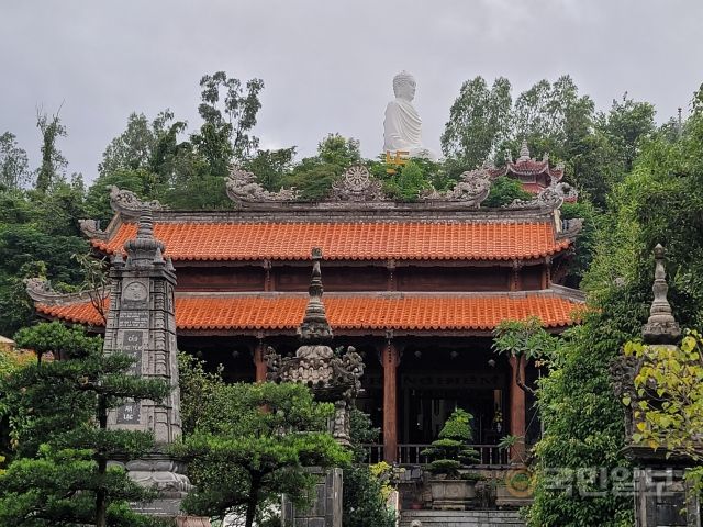 1889년 지어진 롱손사는 냐짱 최대 규모의 불교 사원이다.