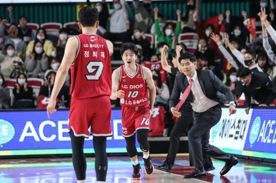 3점 슛 성공하고 기뻐하는 LG의 윤원상(10번)[KBL 제공]