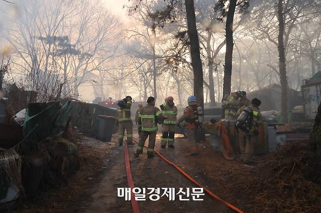 20일 오전 화재가 발생한 서울 강남구 개포동 구룡마을 4구역에서 소방대원들이 진화 작업을 벌이고 있다. 2023.1.20[이충우기자]