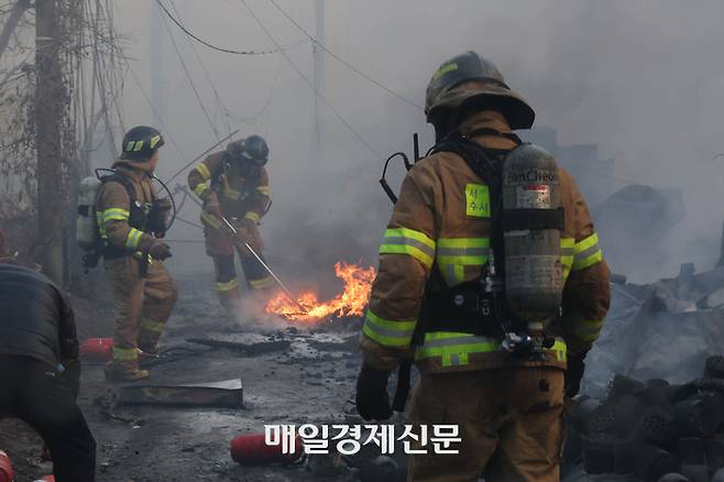 20일 오전 화재가 발생한 서울 강남구 개포동 구룡마을 4구역에서 소방대원들이 진화 작업을 벌이고 있다. 2023.1.20[이충우기자]