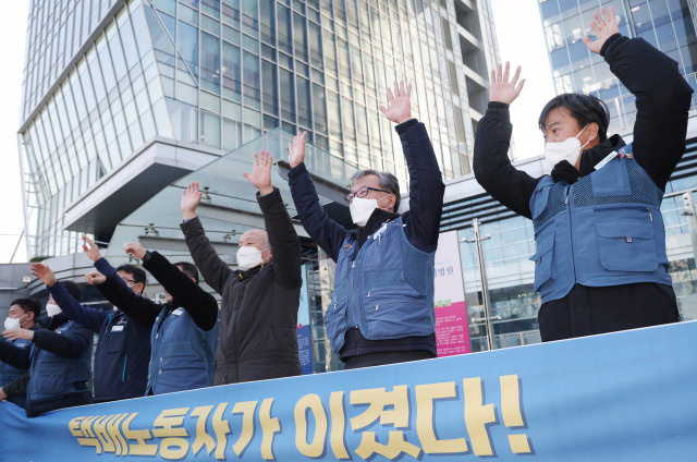 ▲CJ대한통운이 택배기사들과의 단체교섭을 거부한 것은 '부당노동행위'라는 중앙노동위원회의 판정이 법원에서도 유지됐다. 서울행정법원은 12일 CJ대한통운이 "단체교섭 거부는 부당노동행위라는 재심판정을 취소하라"며 중앙노동위원회 위원장을 상대로 낸 소송을 원고 패소로 판결했다. 선고를 마치고 나온 민주노총 전국택배노조 진경호 위원장 등이 세리머니를 하고 있다. ⓒ연합뉴스