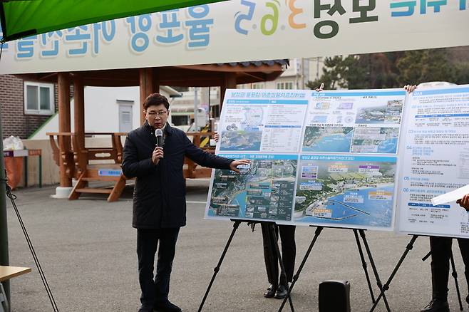 김철우 전남 보성군수가 해양수산부에서 시행하는 어촌 신활력 증진사업 선정에 앞서 직접 마이크를 잡고 사업 설명회를 하고 있다. 보성군 제공