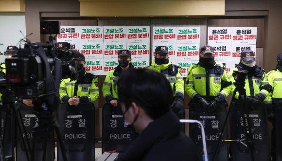 서울경찰청 강력범죄수사대가 건설현장 불법행위와 관련해 양대노총 건설노조를 압수수색한 19일 오전 서울 영등포구 민주노총 건설노조 서울경기북부지부 사무실 앞 모습. 2023.1.19 연합뉴스