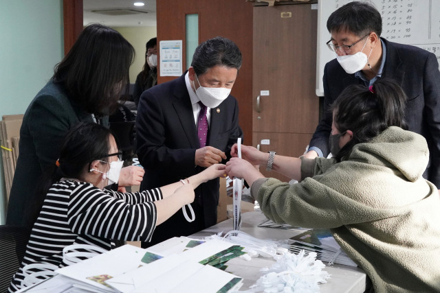 남성현 산림청장이 대전 동구 사회복지재단 밀알 ‘판암장애인보호작업장’을 찾아 위문품과 위문금을 전달한 뒤 작업자들과 쇼핑백을 만들고 있다. 사진제공=산림청