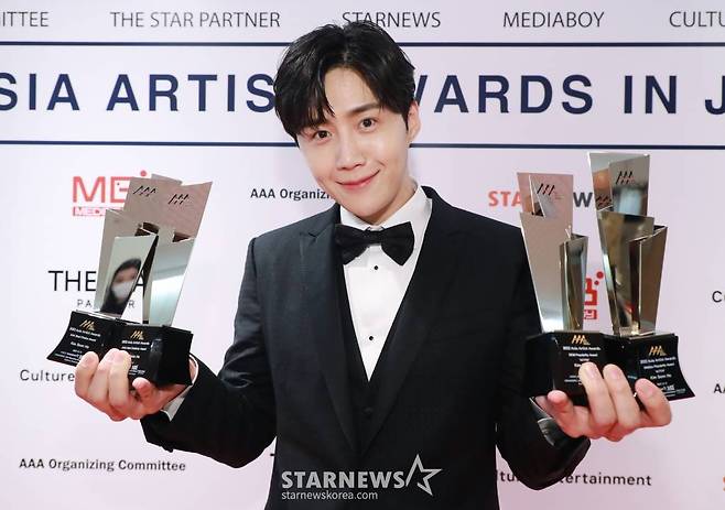 배우 김선호가 13일 오후 일본 나고야 니혼가이시홀에서 열린 스타뉴스-미디어보이 주최 '2022 Asia Artist Awards IN JAPAN'(2022 아시아 아티스트 어워즈, 이하 2022 AAA)에서 AAA 아시아 셀러브리티상을 비롯해 4관왕을 달성한 뒤 포즈를 취하고 있다.  스타뉴스와 미디어보이가 주최하고 Asia Artist Awards 조직위원회와 더스타파트너, 컬쳐 엔터테인먼트가 공동 주관하는 글로벌 NO.1 시상식 '2022 AAA'에는 올 한 해 동안 국내외에서 많은 사랑을 받은 가수, 배우들이 참석해 눈을 뗄 수 없는 화려한 글로벌 축제의 장을 펼친다. 2022.12.13 /사진=이동훈 기자 photoguy@