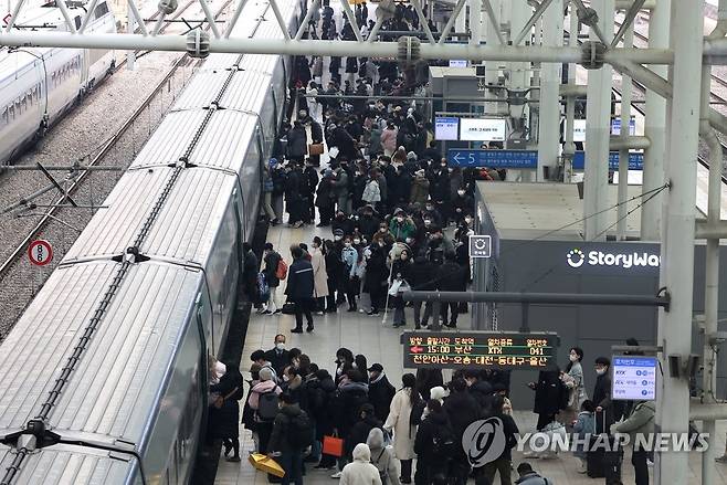 북적이는 서울역 (서울=연합뉴스) 류영석 기자 = 설 연휴를 앞둔 19일 오후 서울역에서 귀성객 등 시민들이 열차에 오르고 있다. 2023.1.19 ondol@yna.co.kr