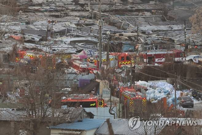 진입에 어려움 겪는 소방차 (서울=연합뉴스) 김주성 기자 = 20일 오전 화재가 발생한 서울 강남구 개포동 구룡마을 4구역에서 소방차들이 낙후한 도로 환경 탓에 화재지점 가까이 가는 데 어려움을 겪고 있다. 2023.1.20 utzza@yna.co.kr