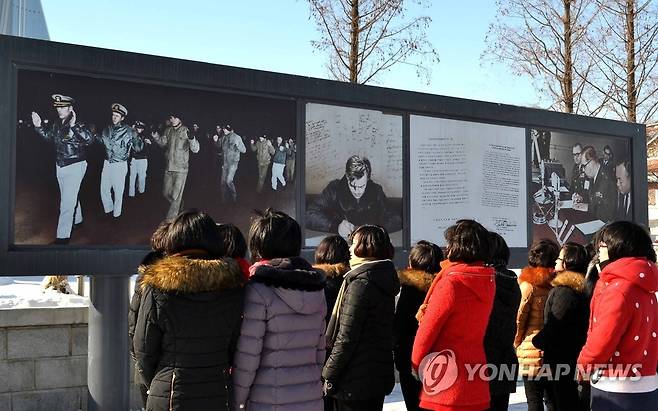 북한 미(美) '푸에블로' 호 소개 (평양 조선중앙통신=연합뉴스) 미국 해군 소속 푸에블로호는 장교와 승무원 83명을 태우고 1968년 1월 23일 북한 동해에서 정보수집 업무를 하던 도중 북한에 나포됐으며 그 과정에서 1명이 사망했다. 푸에블로호 선체는 현재 북한 전승기념관 야외전시장인 보통강변에 전시돼 있다. 2016.1.22 photo@yna.co.kr