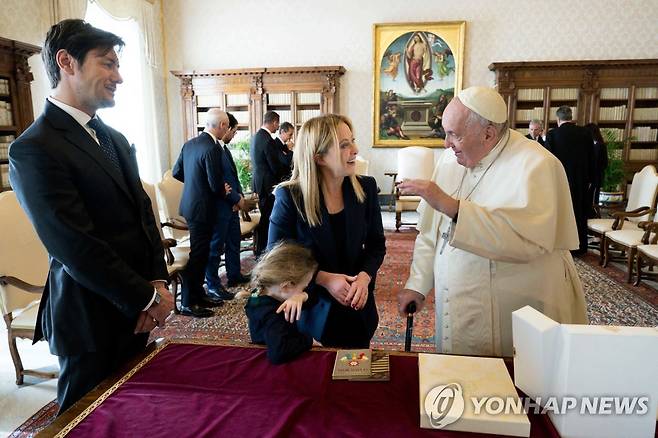 지난 10일(현지시간) 바티칸에서 교황 만난 멜로니 총리 가족. 왼쪽이 잠브루노씨. [AFP=연합뉴스 자료사진. 재판매 및 DB 금지]
