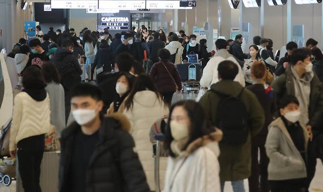 설 명절 연휴를 하루 앞둔 20일 오전 서울 강서구 김포공항 국내선 청사가 시민들로 붐비고 있다. (사진=뉴시스)