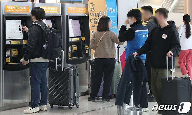 19일 오전 인천국제공항 내 공항철도 인천공항 1터미널역에서 여행객들이 공항철도를 이용하고 있다. 2023.1.19/뉴스1 ⓒ News1 임세영 기자